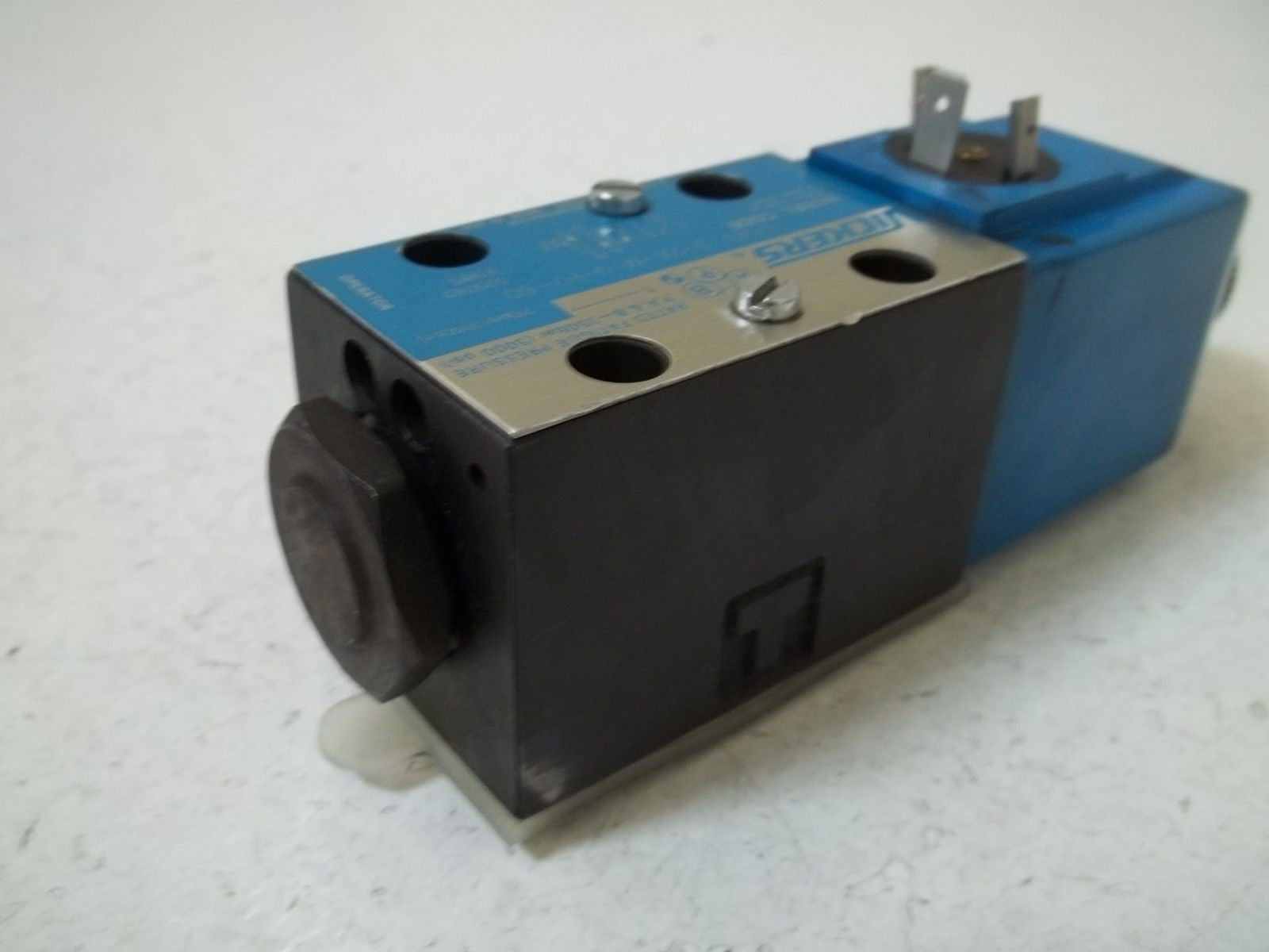 VICKERS DG4V-3-2A-M-U-H7-60 SOLENOID VALVE *NEW NO BOX*
