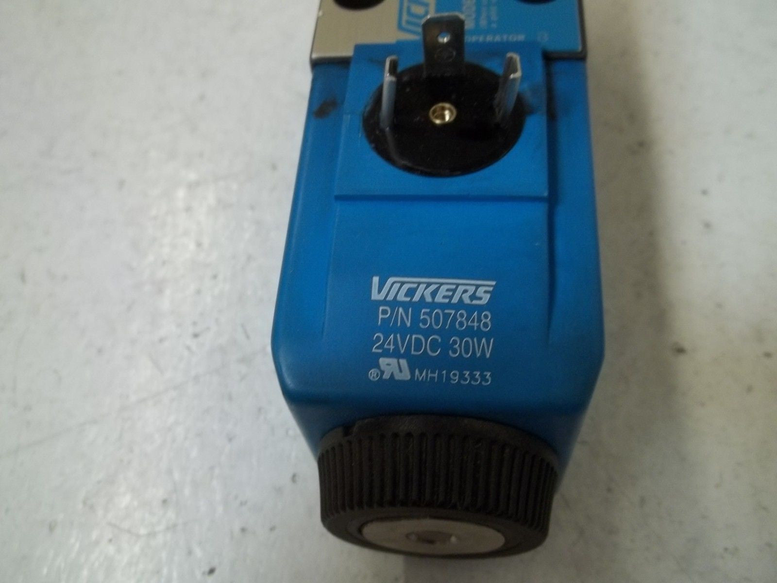 VICKERS DG4V-3-2A-M-U-H7-60 SOLENOID VALVE *NEW NO BOX*