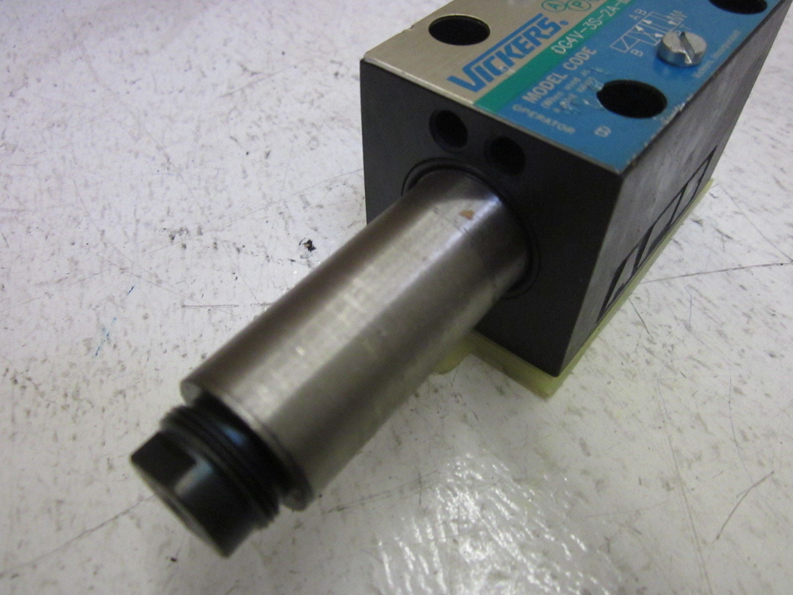VICKERS DG4V-3S-2A-M-U-B5-60 DIRECTIONAL VALVE *USED* (AS PICTURED)