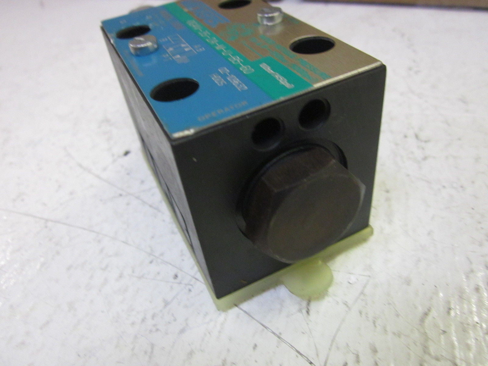 VICKERS DG4V-3S-2A-M-U-B5-60 DIRECTIONAL VALVE *USED* (AS PICTURED)