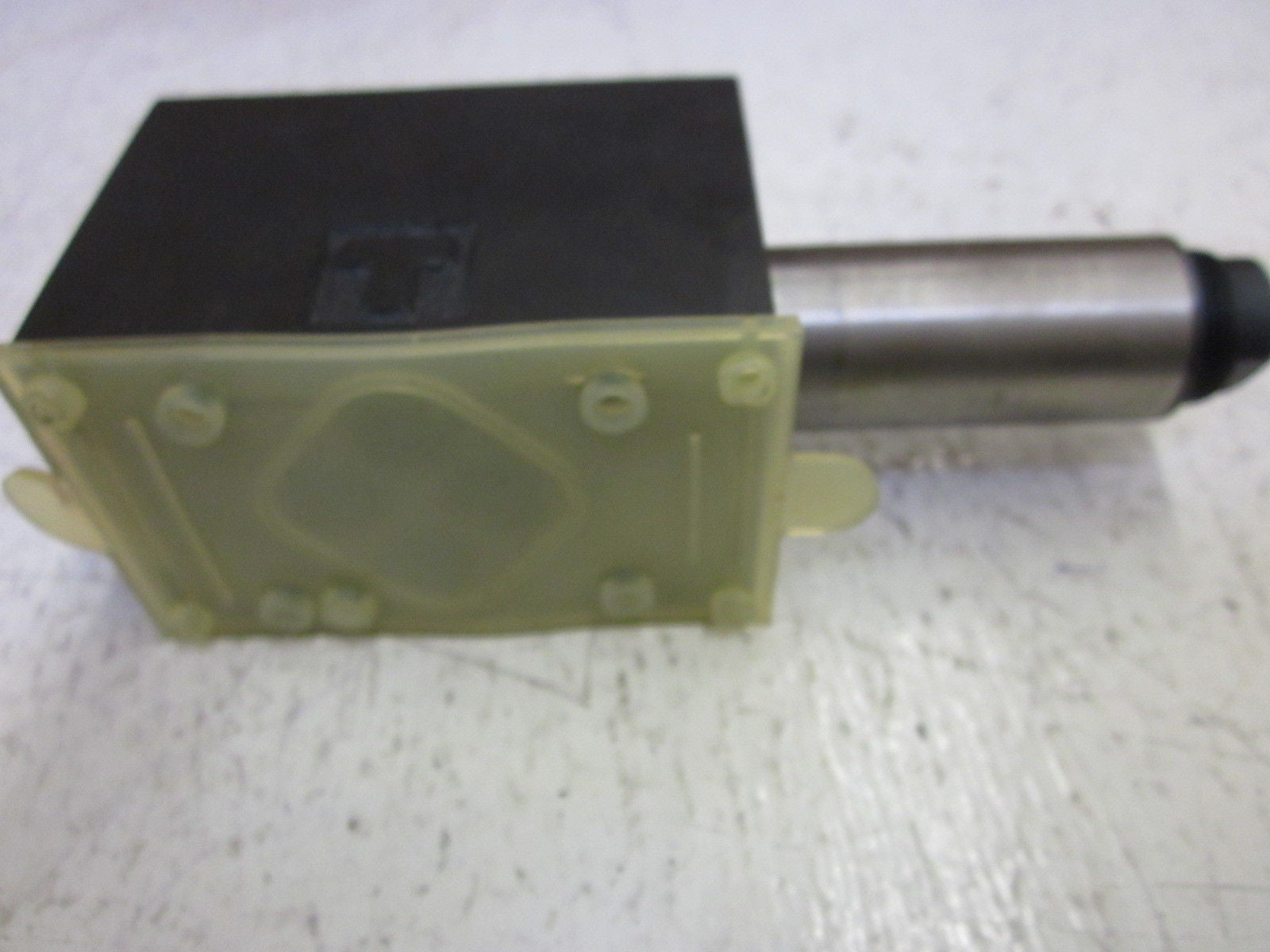 VICKERS DG4V-3S-2A-M-U-B5-60 DIRECTIONAL VALVE *USED* (AS PICTURED)