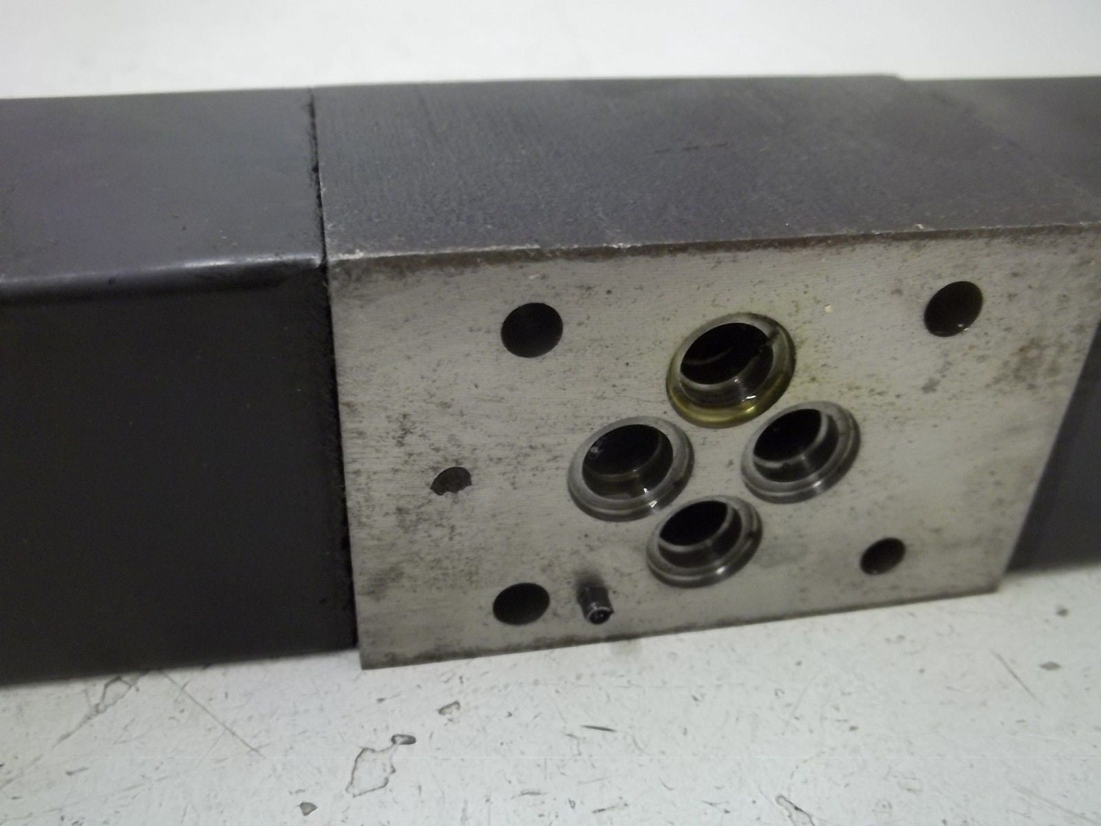 VICKERS DG4V333CMUH760 SOLENOID VALVE *USED*