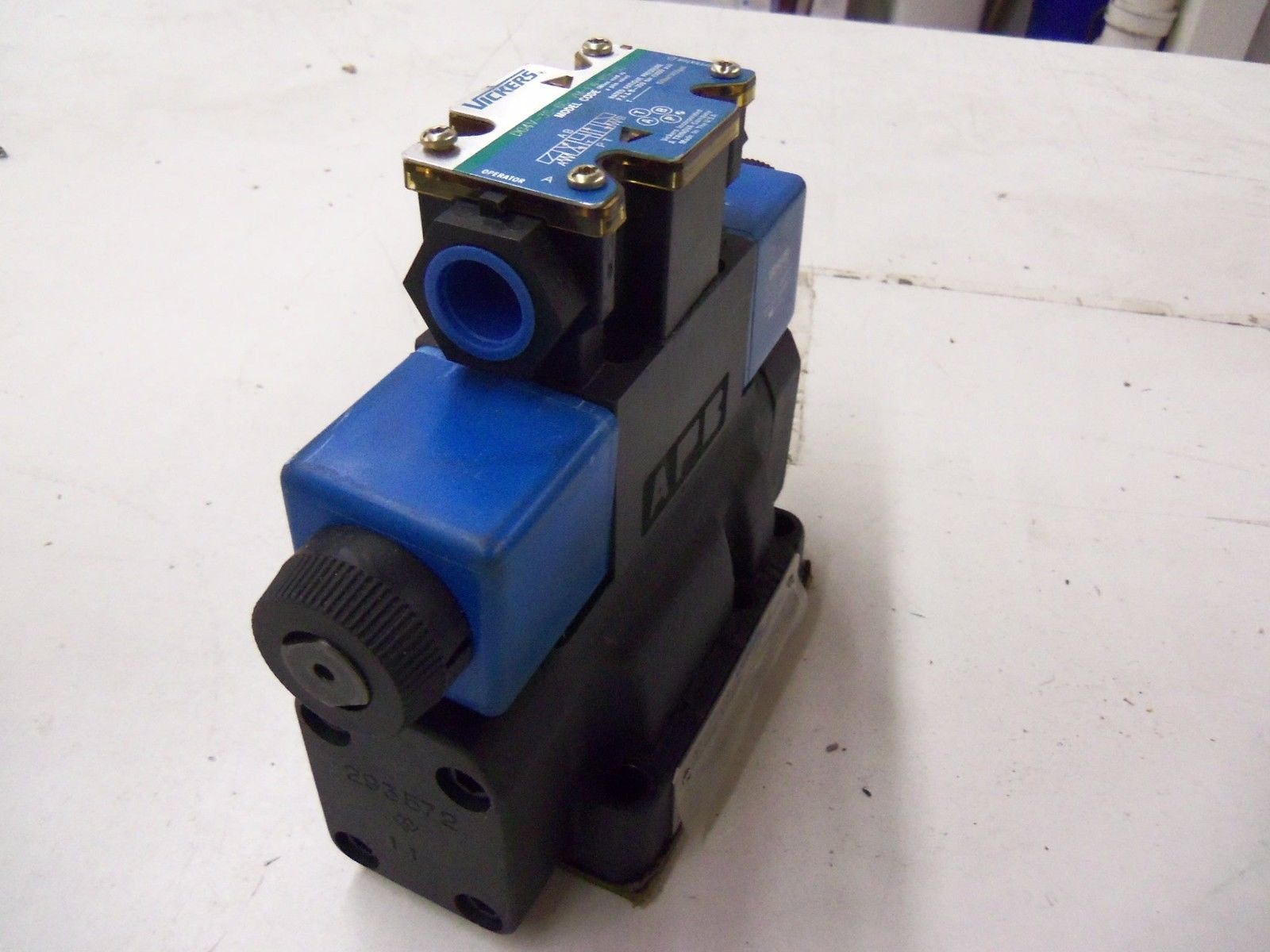 VICKERS DG5S4 048CX R V M FW B5 60 *NEW NO BOX*