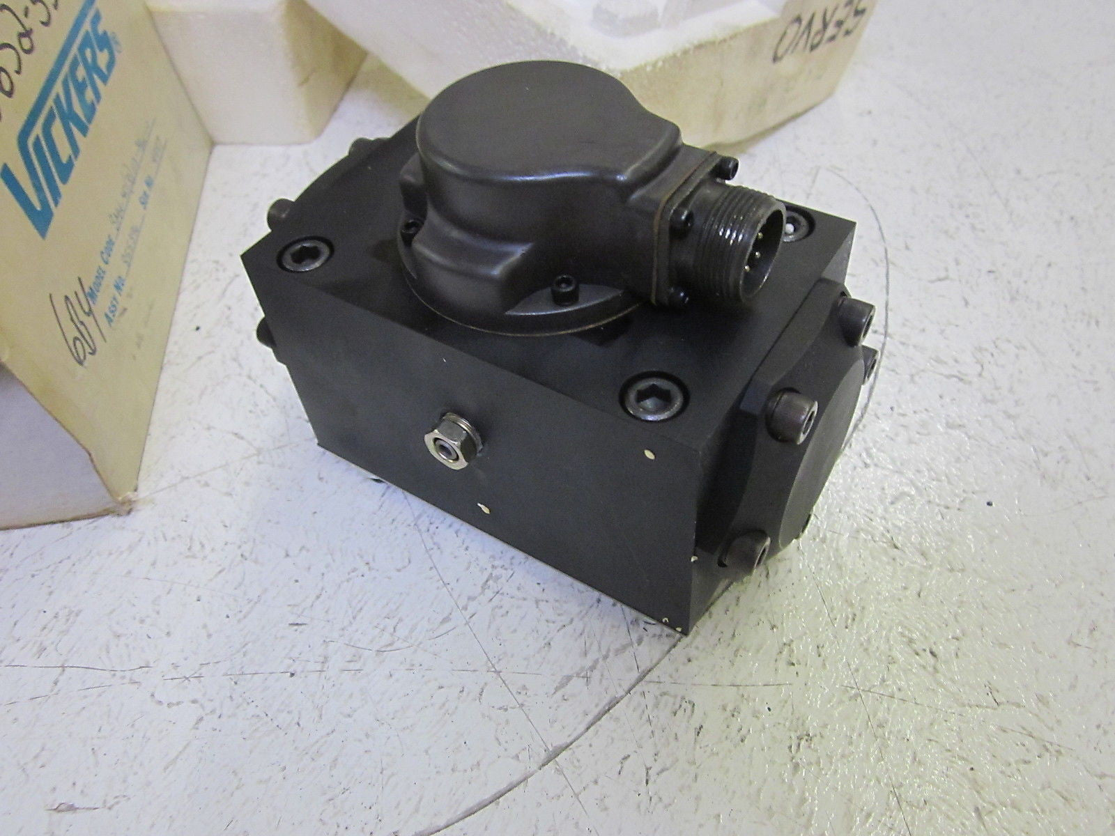 VICKERS SM4-40(30)113-30/100-10 *USED*