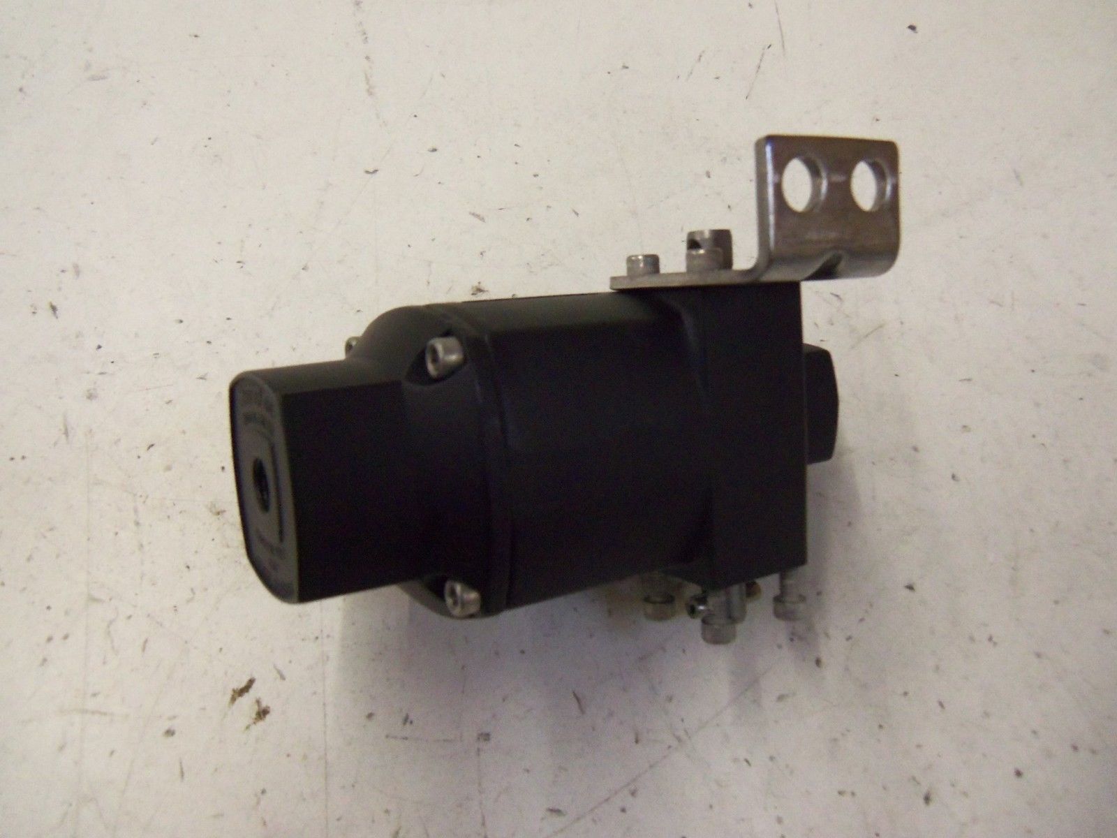WHITNEY CO. SWAGELOK 151SR PNEUMATIC ACTUATOR *USED *