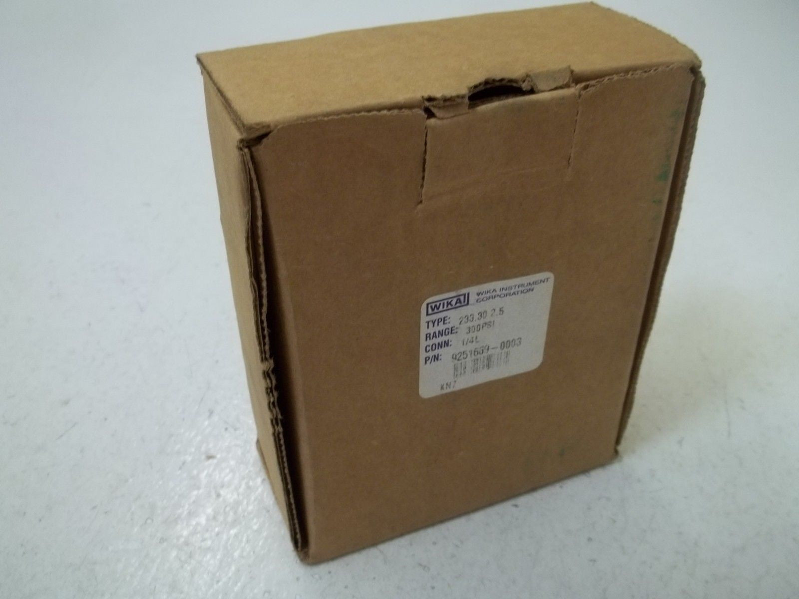 WIKA 9251669-0003 TYPE 233.30 2.5 RANGE 300PSI GAUGE *NEW IN BOX*