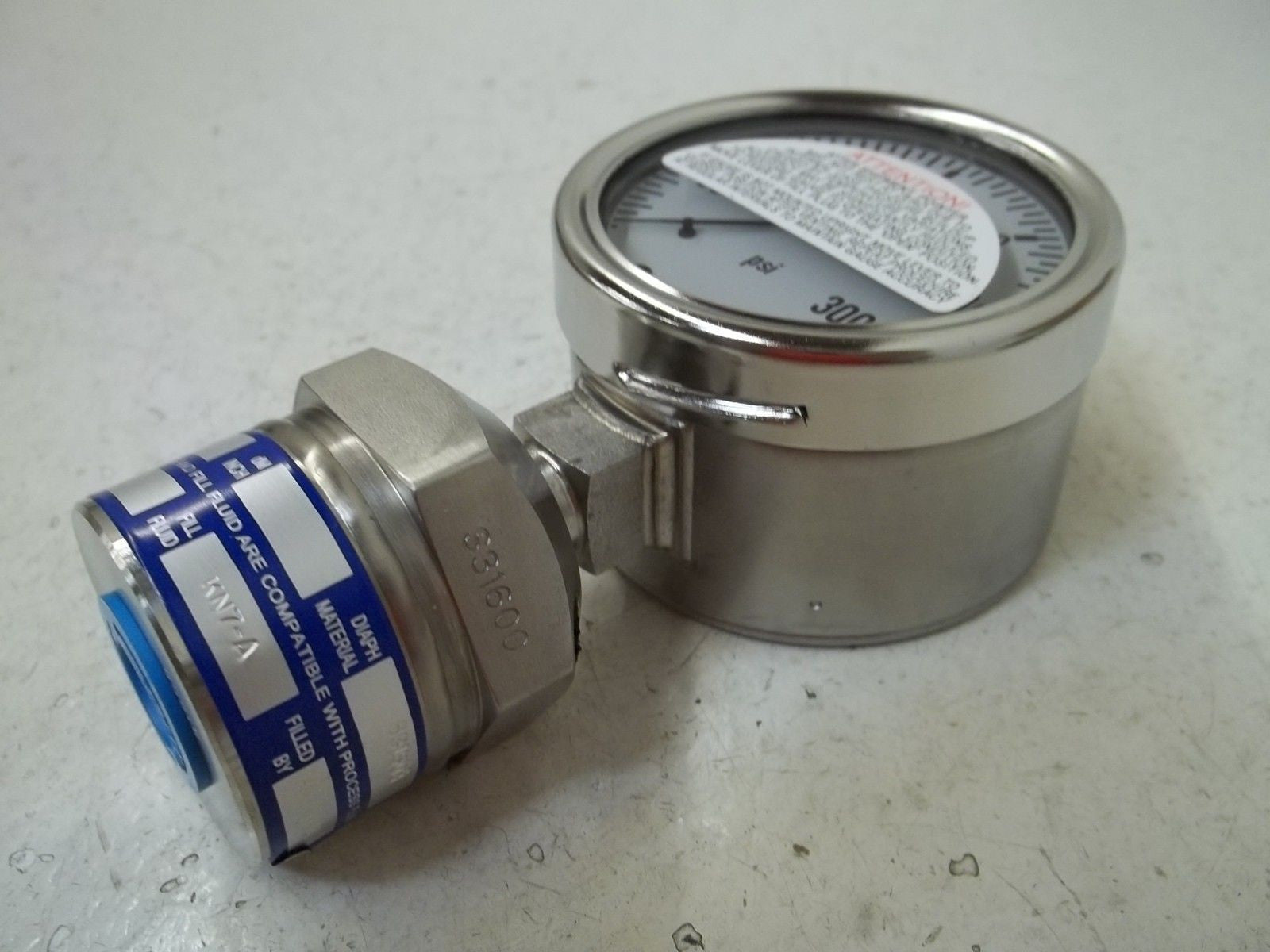 WIKA 9251669-0003 TYPE 233.30 2.5 RANGE 300PSI GAUGE *NEW IN BOX*