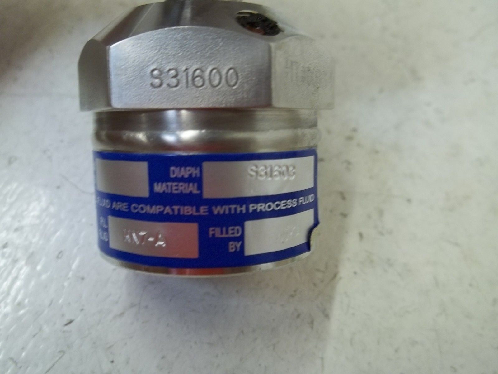 WIKA 9251669-0003 TYPE 233.30 2.5 RANGE 300PSI GAUGE *NEW IN BOX*