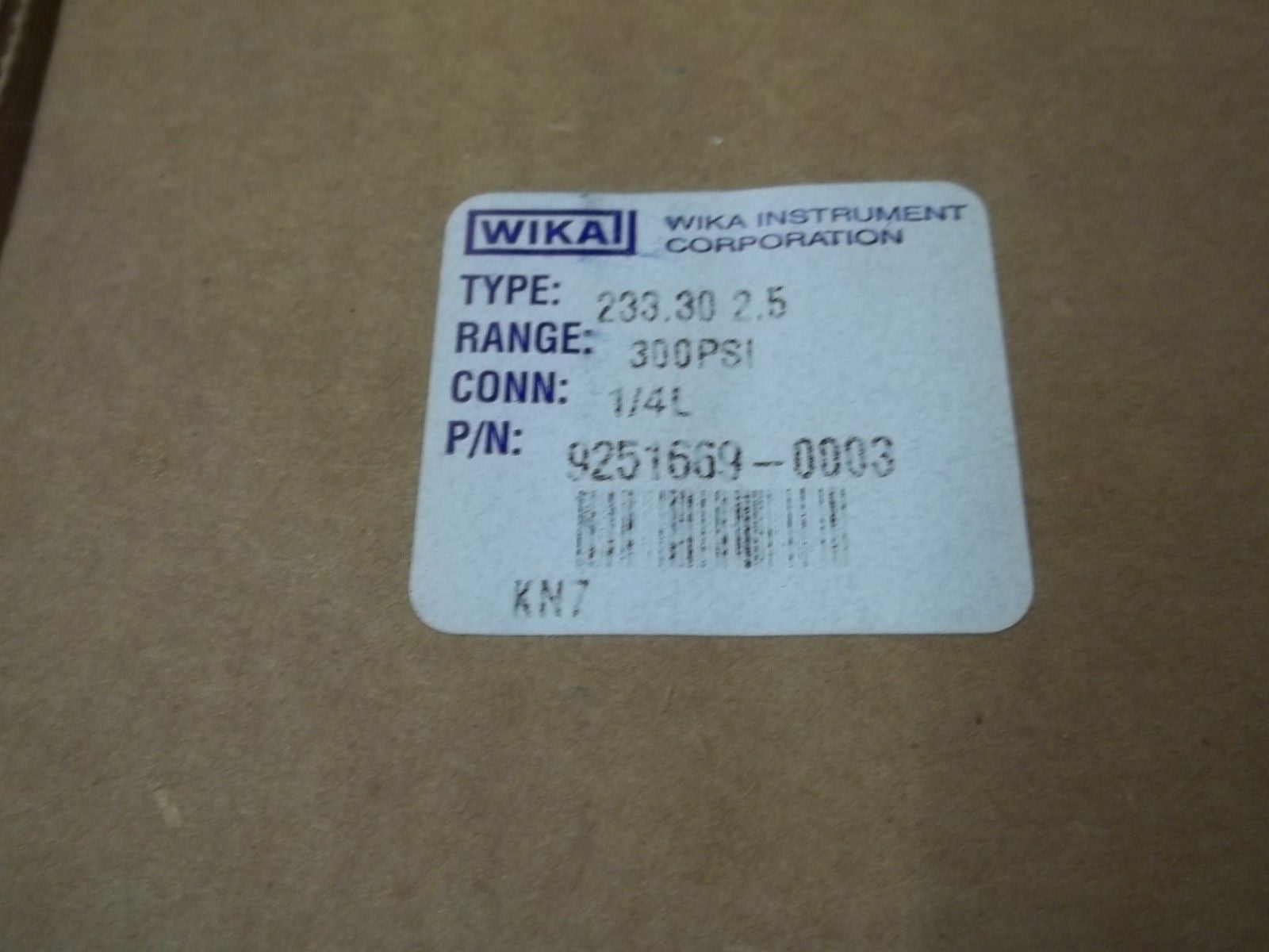 WIKA 9251669-0003 TYPE 233.30 2.5 RANGE 300PSI GAUGE *NEW IN BOX*