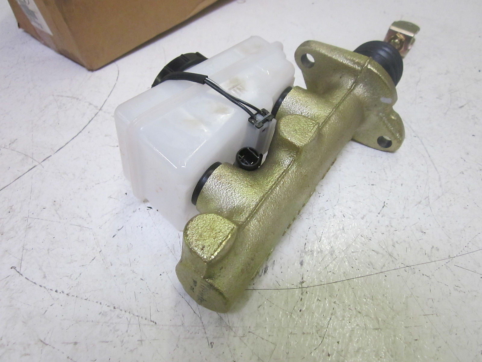 YALE GOLD SERVICE 5059635-37 MASTER BRAKE CYLINDER  *NEW IN BOX*