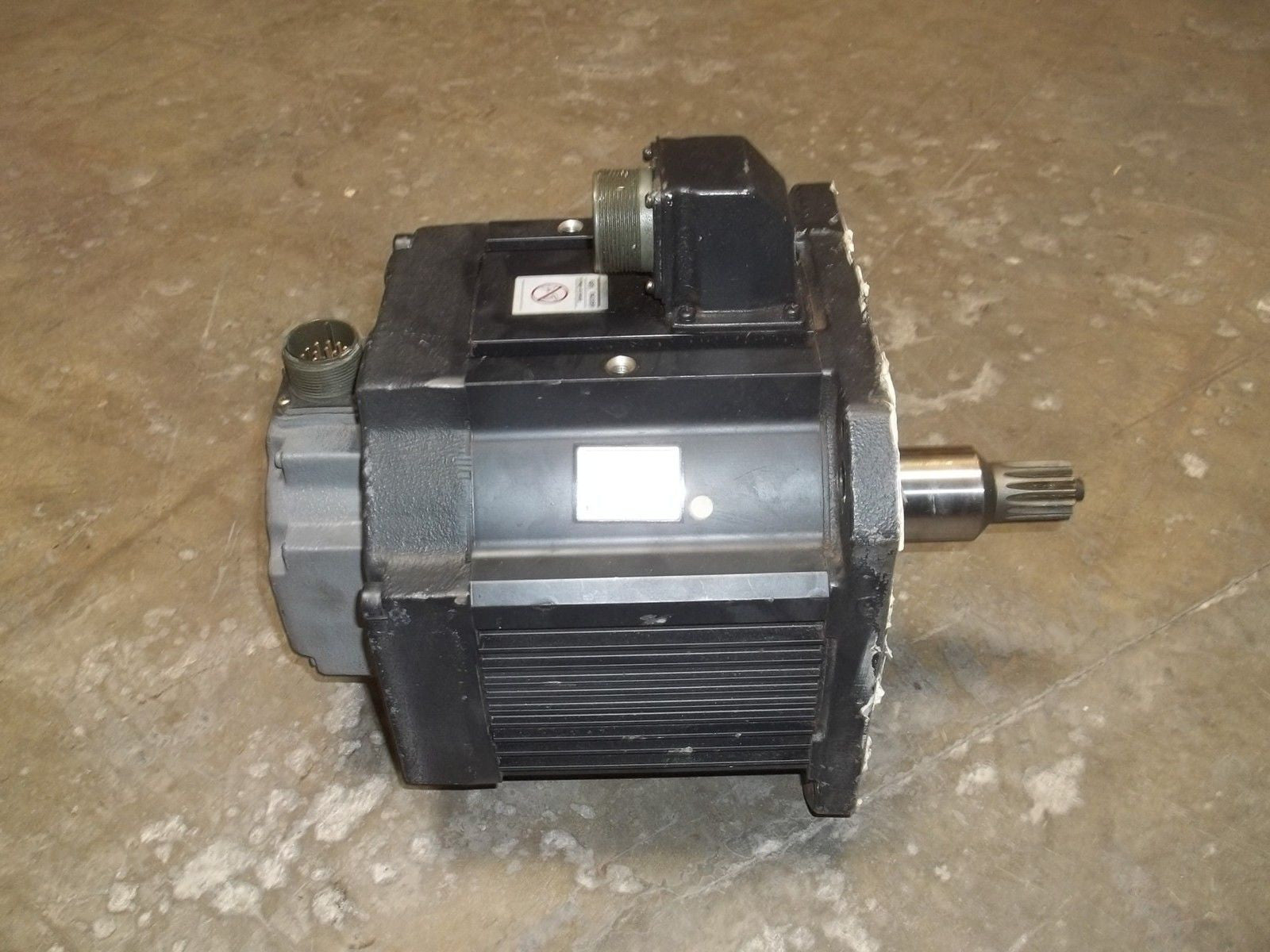 YASKAWA USADED-22-YR32 AC SERVO MOTOR 16.6 A 2200 W *USED*