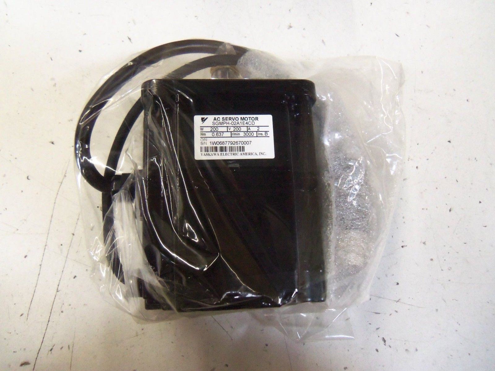 YASKAWA SGMPH-02A1E4CD *NEW IN BOX*
