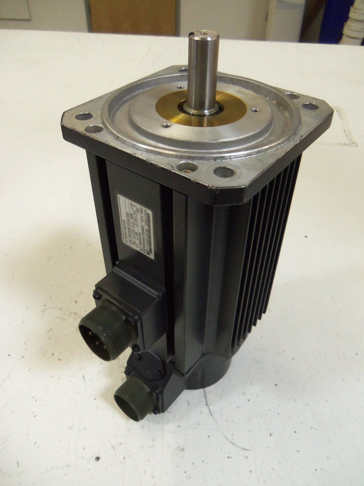 YASKAWA USAREM-07CSL2KB AC SERVO MOTOR *NEW NO BOX*