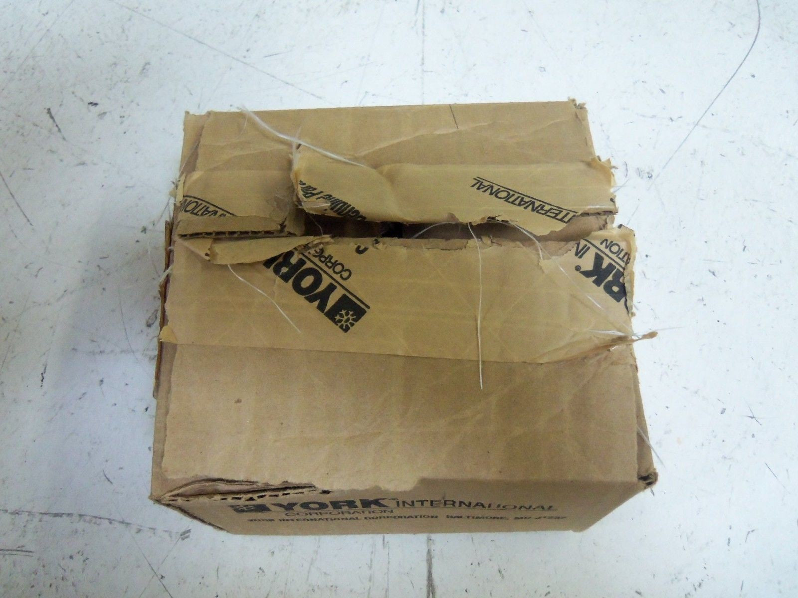 YORK 665-25183-000 CAGE VALVE *NEW IN BOX*