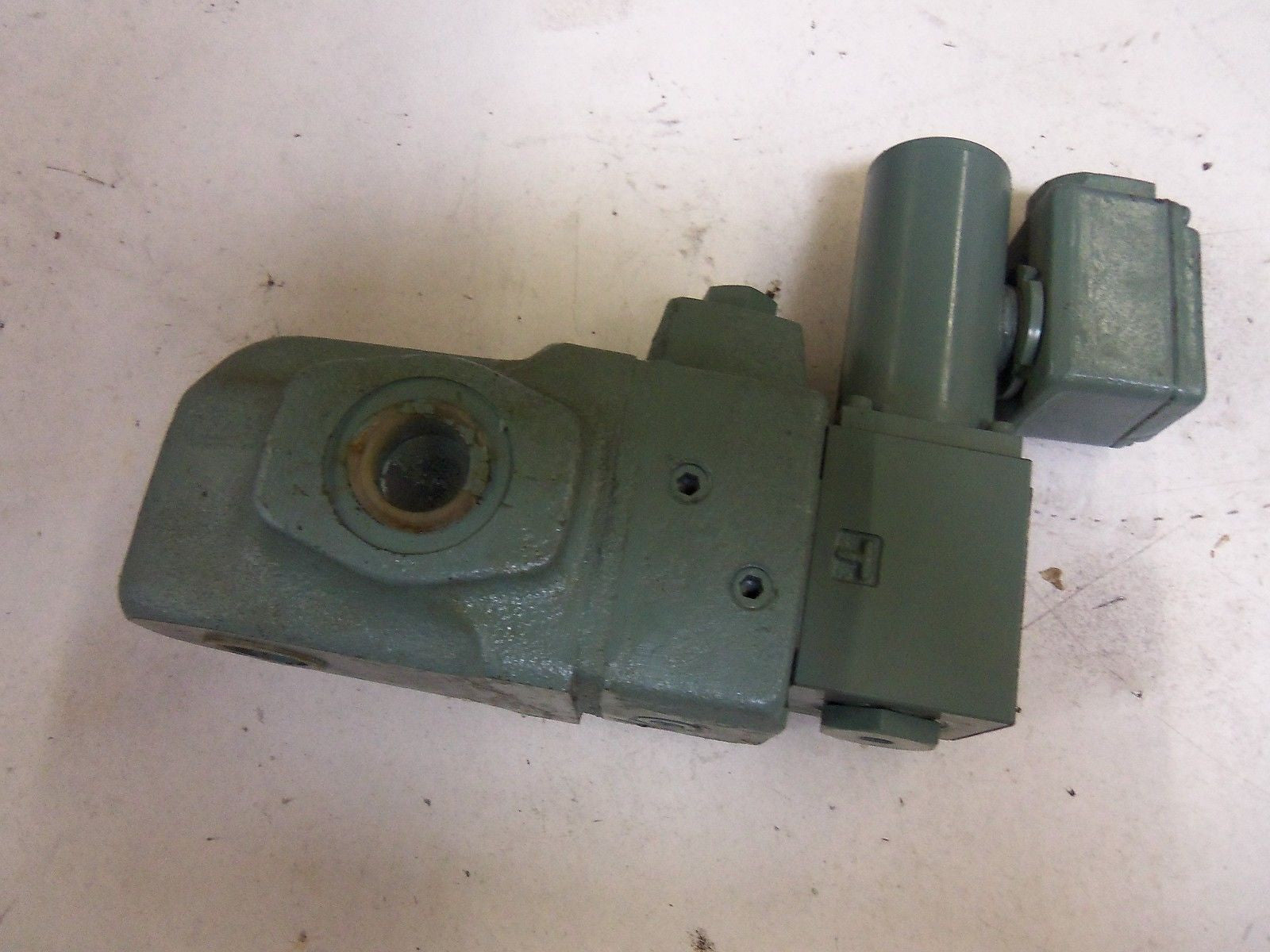YUKEN BST-06-B0-A100-3390 *USED*